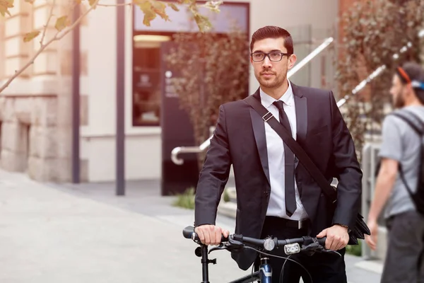 Jonge zakenmensen met een fiets — Stockfoto