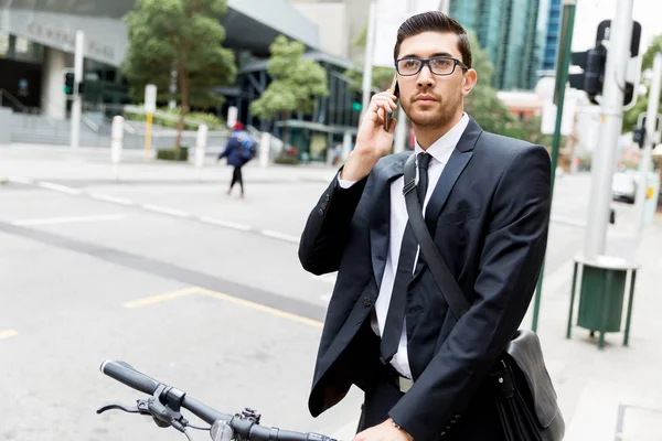 Jóvenes empresarios con una bicicleta — Foto de Stock