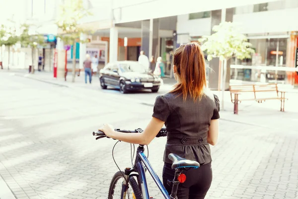 若い女性の自転車通勤 — ストック写真