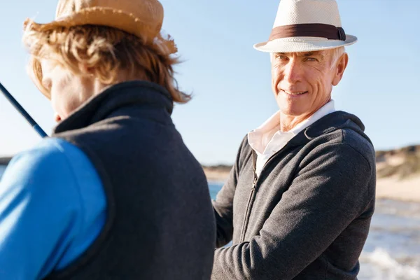 Yaşlı adam torunuyla balık tutuyor.