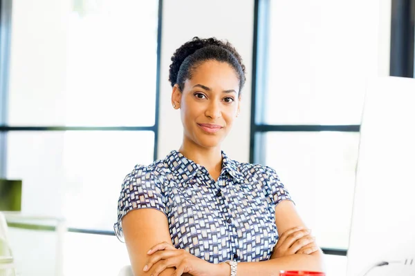 Afro-Amerikan ofis çalışanı iş içinde oturan gülümseyen portresi