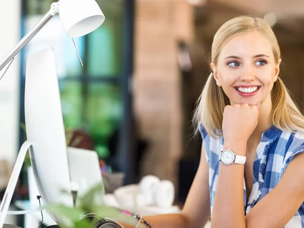Портрет улыбающейся офисной работницы — стоковое фото