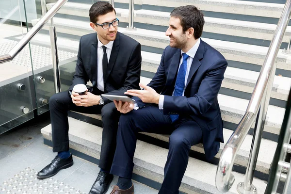 Açık havada konuşurken iki iş adamları