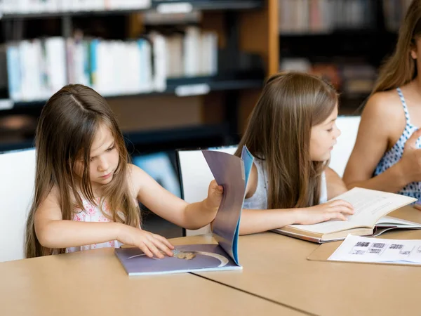 Nos encanta leer. — Foto de Stock