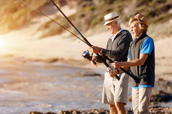 Yaşlı adam torunuyla balık tutuyor.