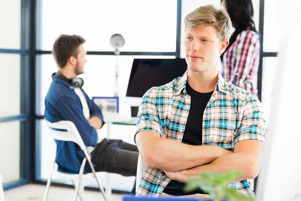 Jeune homme travaillant dans le bureau — Photo