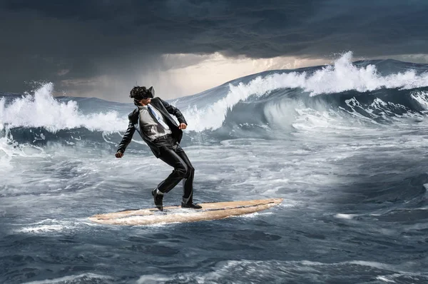 Sörf büyük dalgalar. Karışık teknik