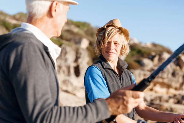 Yaşlı adam torunuyla balık tutuyor.