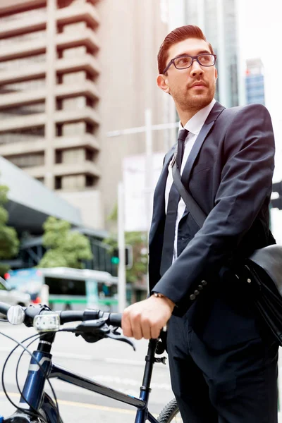 Jonge zakenmensen met een fiets — Stockfoto