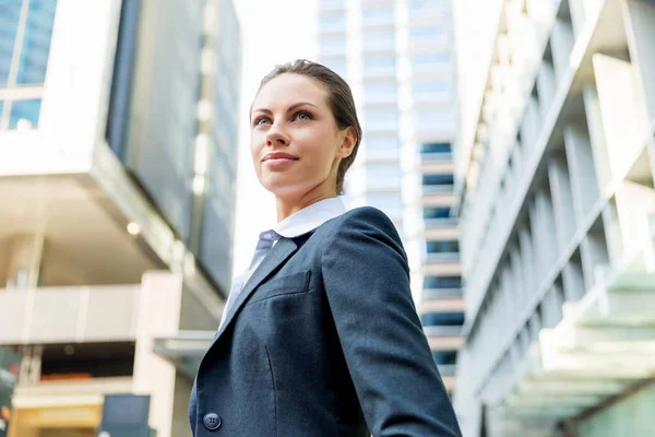 Porträt einer Geschäftsfrau, die im Freien lächelt — Stockfoto