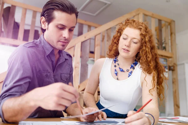 Dos jóvenes arquitectos en el cargo — Foto de Stock