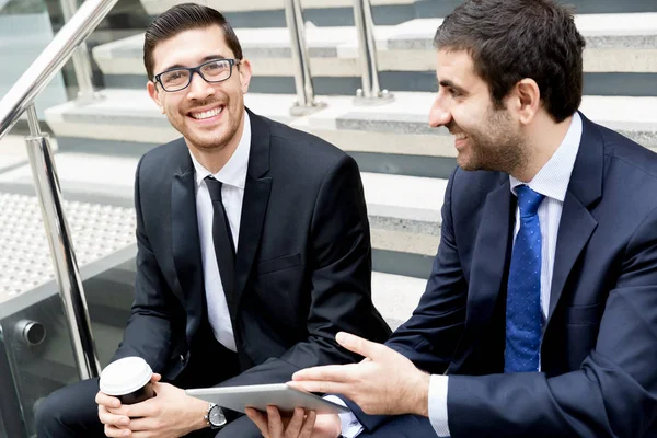Twee zakenlieden praten buiten — Stockfoto