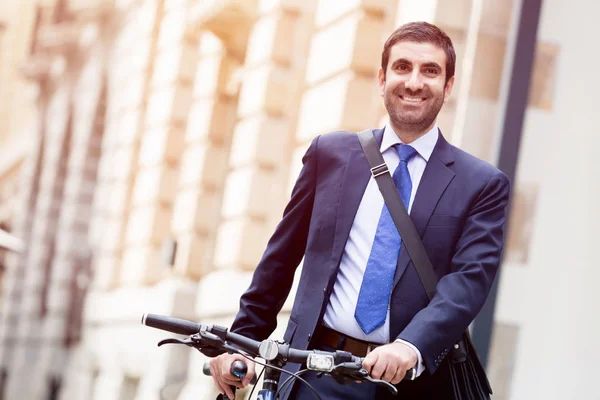 Jonge zakenmensen met een fiets — Stockfoto