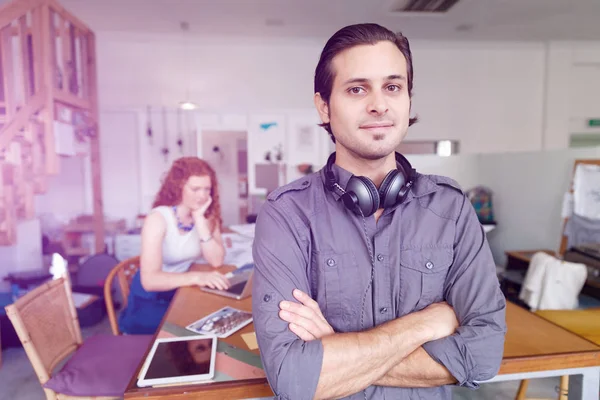 Porträtt av ung man i office — Stockfoto