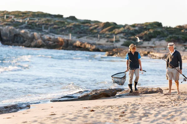 Yaşlı adam torunuyla balık tutuyor.