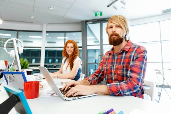 Zwei Mitarbeiter arbeiten zusammen — Stockfoto