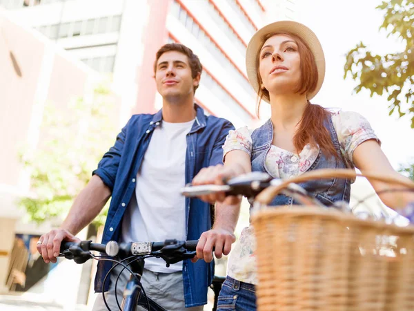 Şehir bisikleti ile mutlu çift