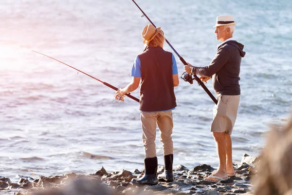 老年人和孙子一起钓鱼 — 图库照片