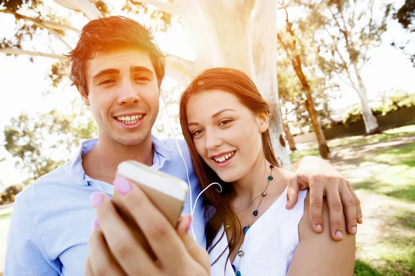 Parktaki genç çift.