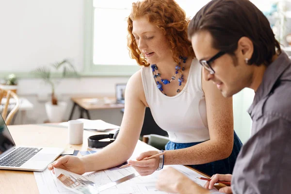 Ofisteki iki genç mimar