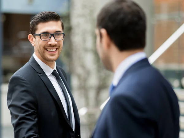 Dos hombres de negocios estrechando sus manos — Foto de Stock