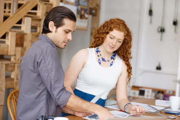 Ofisteki iki genç mimar