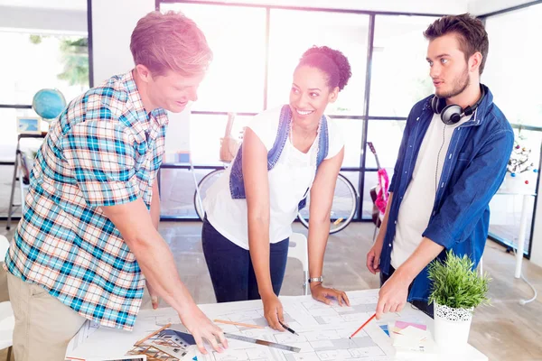 Genç Ofis çalışanları veya bir takım olarak öğrenciler