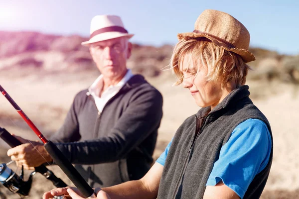 Yaşlı adam torunuyla balık tutuyor.