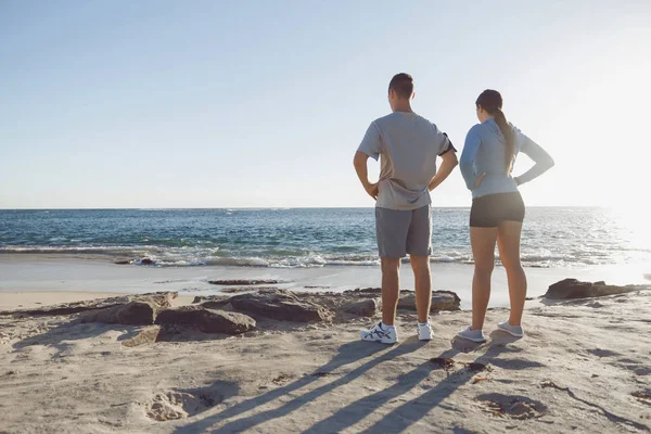Jeune couple sur la plage d'entraînement ensemble — Photo