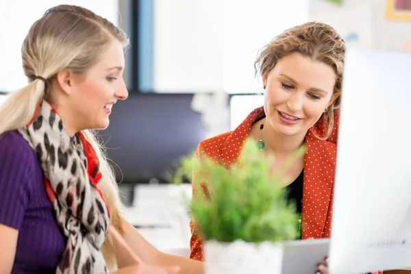 Two office workers at the desk — Stock Photo, Image