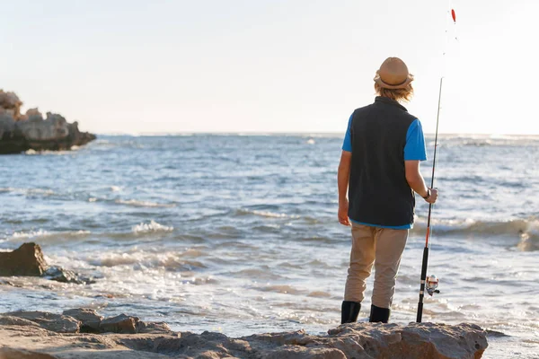 Adolescente ragazzo pesca in mare — Foto Stock