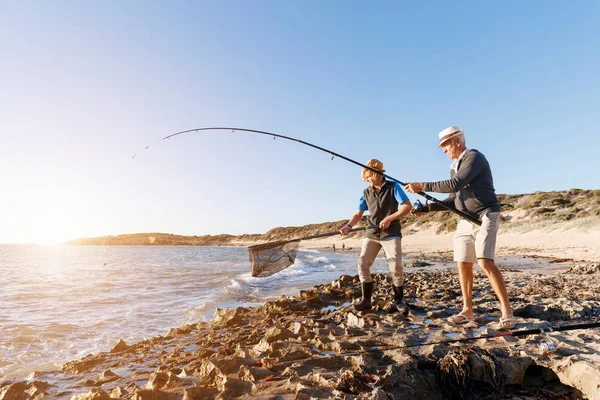 Homem sênior de pesca com seu neto — Fotografia de Stock