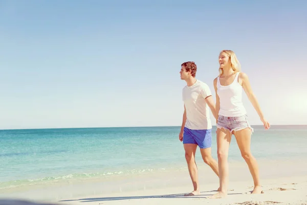 Romantique jeune couple sur la plage — Photo