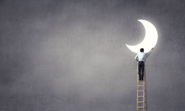 merdiven üzerinde işadamı