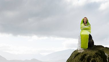 Kız turistik dinlenme. Karışık teknik