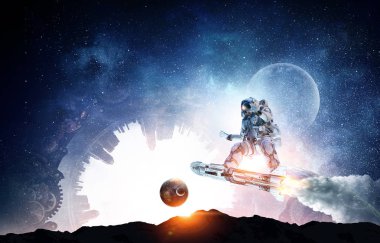 Yönetim Kurulu uçan üzerinde uzay adamı. Karışık teknik