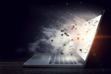 Masa üstünde parlayan laptop. Karışık teknik