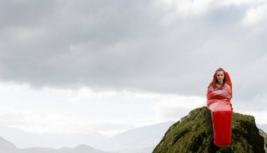 Kız turistik dinlenme. Karışık teknik