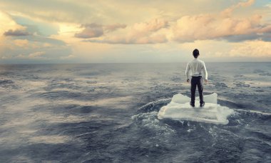 Sörf denizde yüzen buz kütlesi. Karışık teknik