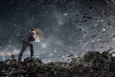 Siyah şemsiye ile iş adamı. Karışık teknik