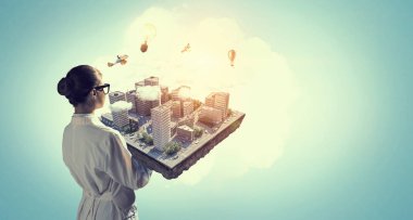 Kadın sunan inşaat modeli. Karışık teknik