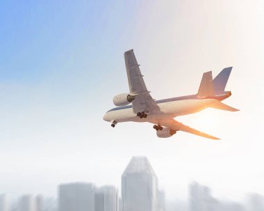 Uçak gökyüzünde. Karışık teknik