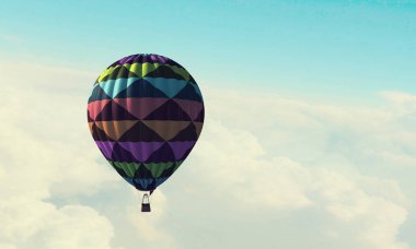 Aerostat gün gökyüzünde yüzen. Karışık teknik