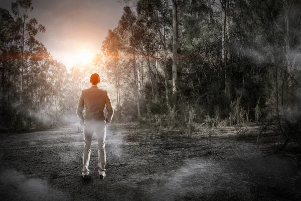 Hombre en el bosque de niebla. Medios mixtos — Foto de Stock