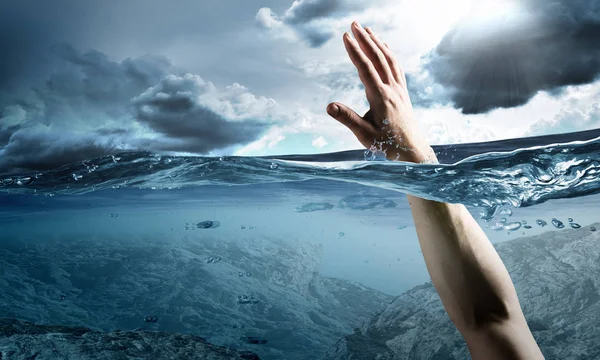 Hand av person drunkna i vatten — Stockfoto