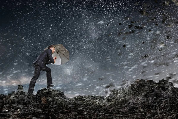 Siyah şemsiye ile iş adamı. Karışık teknik