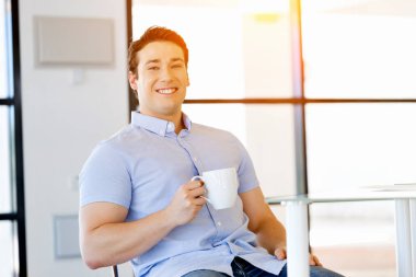 Ofiste bir kupa genç işadamı