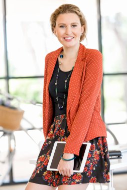 Görevdeki genç bayan.