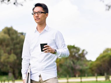 Adam bir parkta bir kahve molası