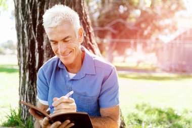 Komuta sizde daşu park kitap okurken